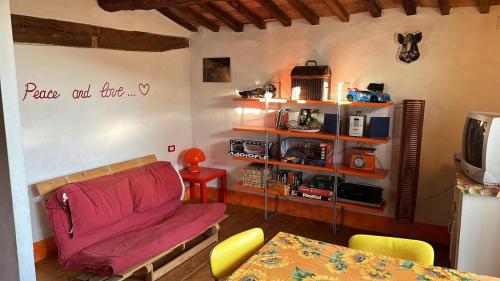 ein Wohnzimmer mit einem Sofa und einem Tisch in der Unterkunft Corte delle Oche in Semproniano