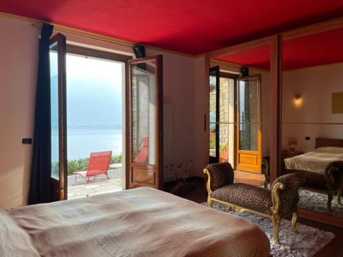 sypialnia z łóżkiem i widokiem na ocean w obiekcie Villa Emma w mieście Cremia