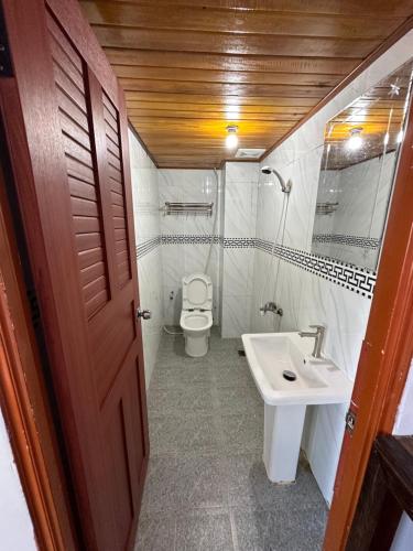 Baño pequeño con aseo y lavamanos en Roomy Guesthouse en Koh Rong Island
