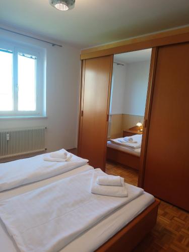 um quarto com 2 camas e um espelho grande em Melker Apartment em Melk