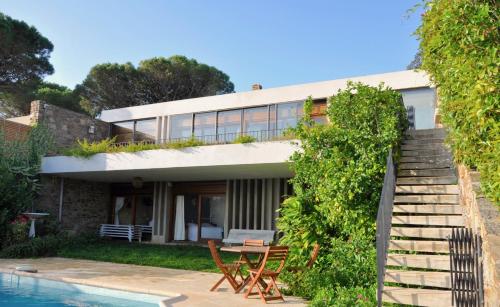 une maison avec une piscine devant dans l'établissement Plein Ciel, à Bormes-les-Mimosas