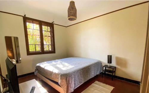 - une chambre avec un lit et une fenêtre dans l'établissement Maison centre ville vue mer, au Lavandou