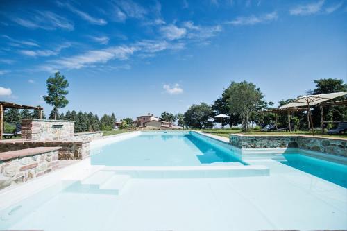 una imagen de una piscina en una casa en Luxury Apartment in Siena Resort, en Trequanda