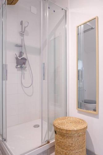 une douche avec une porte vitrée dans une salle de bain dans l'établissement La Maison d’Élise - au cœur du village, à Pont-de-Vaux