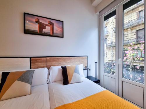 Posteľ alebo postele v izbe v ubytovaní Chillida Larramendi - Iberorent Apartments