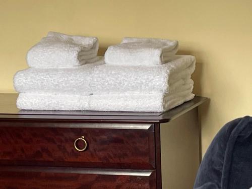una pila de toallas sentadas sobre una mesa en Luxurious 5 Bedroom Parking EV Great Location, en Morecambe