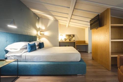 1 dormitorio con 1 cama grande con detalles en azul en Maisonette, en Vigevano