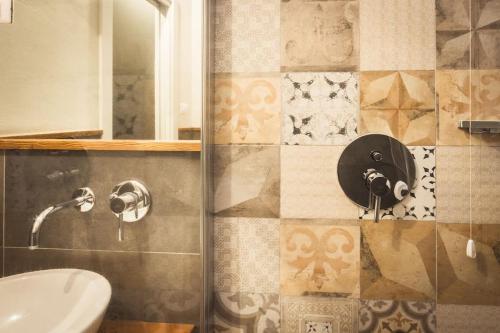 ein Bad mit einer Dusche, einem WC und einem Waschbecken in der Unterkunft Maisonette in Vigevano