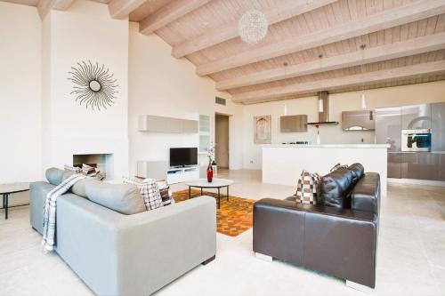 sala de estar con sofá y mesa en Luxury Apartment in Siena Resort, en Trequanda
