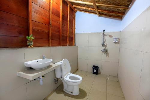 a bathroom with a toilet and a sink at THE DARA HILL in Nusa Penida