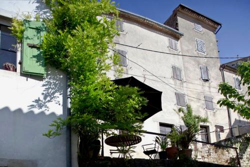 Το κτήριο όπου στεγάζεται  το διαμέρισμα
