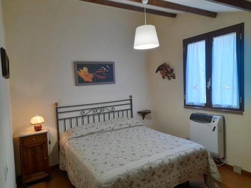 1 dormitorio con cama y ventana en Agriturismo Casale Sant'Antonio, en Cascia