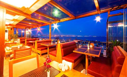 un ristorante con tavoli e sedie e vista sulla città di Azade Suites a Istanbul