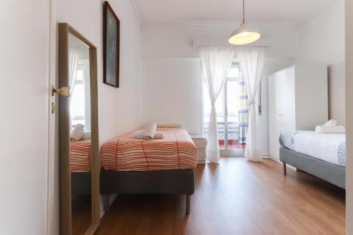 Postel nebo postele na pokoji v ubytování Oeiras Balcony by Homing