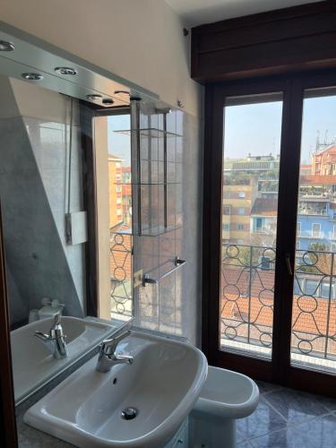 un bagno con lavandino e ampia finestra di Apartment Milan - Città Studi a Milano