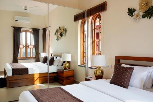a hotel room with two beds and a mirror at Casa De Monique in Pilerne