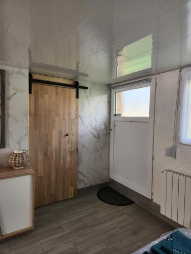 Zimmer mit Tür und Fenster in der Unterkunft Studio, pas de collocation possible in Warmeriville