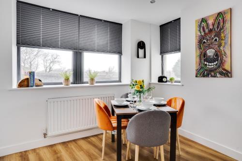 a dining room with a table and chairs at Victoria Home - 2 Bedroom Wi-Fi Parking Workers in Hyde