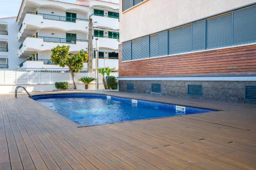 AT003 Planta baja con patio privado, piscina comunitaria, cerca de la playa