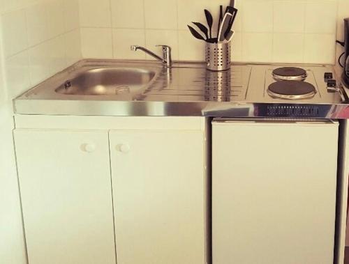 a kitchen with a sink and a stove at Studio au centre de Quimper 2ème ET in Quimper