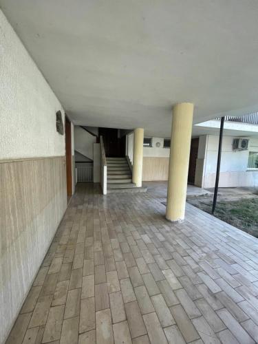 een lege hal van een leeg gebouw met zuilen bij Appartamento “Don King” in Ortona