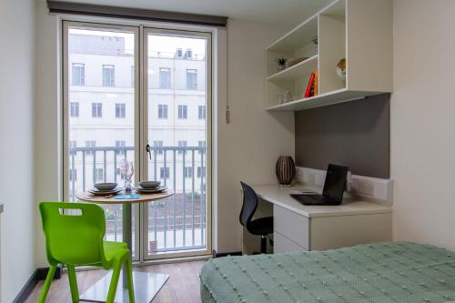 Ένα ή περισσότερα κρεβάτια σε δωμάτιο στο For Students Only Chic Studio Apartments at Cross House in Plymouth