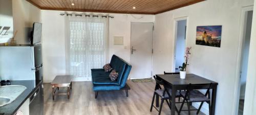 sala de estar con mesa y silla azul en 2 bedroom Sintra Zen en Sintra