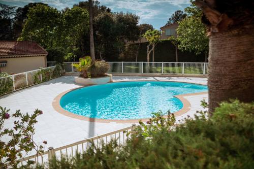 une grande piscine dans une cour dans l'établissement Martine & Thomas Santa Lucia, à Saint-Raphaël