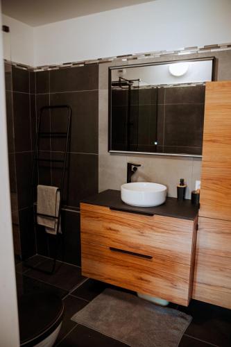 une salle de bain avec un lavabo et un miroir dans l'établissement Martine & Thomas Santa Lucia, à Saint-Raphaël