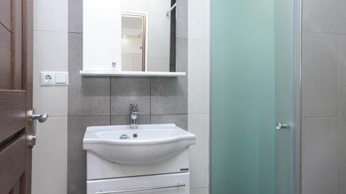 Bilik mandi di Apart-hotel on Koghbatsi 16