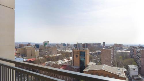 Pemandangan umum bagi Yerevan atau pemandangan bandar yang diambil dari apartmen