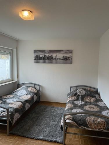 1 dormitorio con 2 camas y ventana en 1 Zimmer für 2 Personen Bruchsal ruhige Lage (Monteurzimmer), en Bruchsal