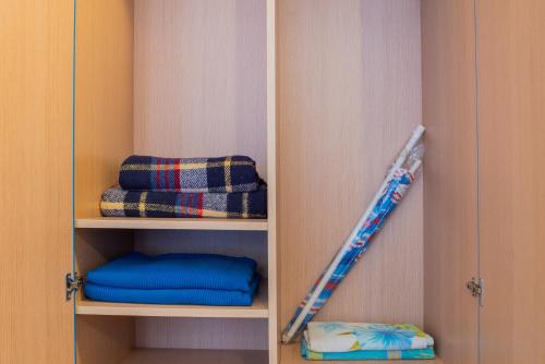 a wooden book shelf with a pen on it at Banchi Centrale in Riomaggiore