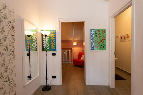 un pasillo con dos lámparas en una habitación en La dimora di Amélie-Self Check in-Parcheggio gratuito, en San Lazzaro di Savena