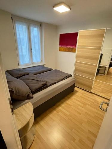 - une petite chambre avec un lit et une fenêtre dans l'établissement Gemütliche Wohnung an bester Lage im Kreis 4, à Zurich