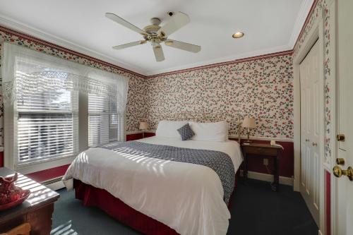 - une chambre avec un lit et un ventilateur de plafond dans l'établissement 212 Water Street Inn, à Boyne City