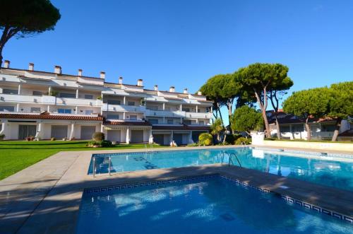 レスカラにあるGran Sol - apartamentosの建物の前のプール