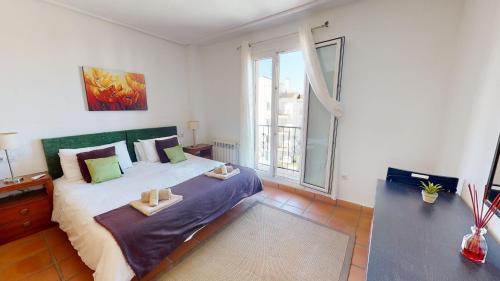 een slaapkamer met een groot bed en een groot raam bij Penthouse TownCentre-Murcia Holiday Rentals in Roldán