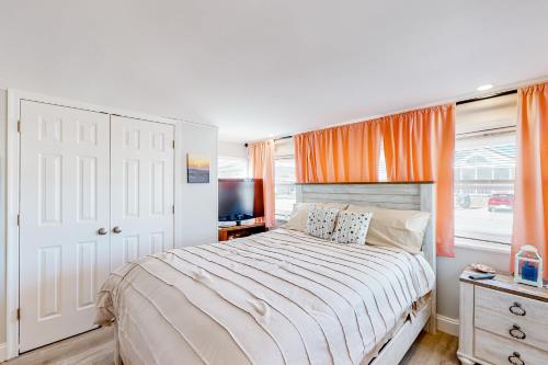 sypialnia z dużym łóżkiem z pomarańczową zasłoną w obiekcie Montego Bay - Atlantic 13300 w mieście Ocean City