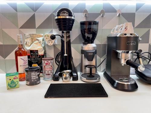 OIKIASTUDIOS2 في باترا: وجود آلة صنع القهوة على رأس طاولة