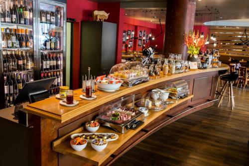 un buffet di cibo su un bancone in un ristorante di Gartenhaus by Ochsen Lenzburg a Lenzburg