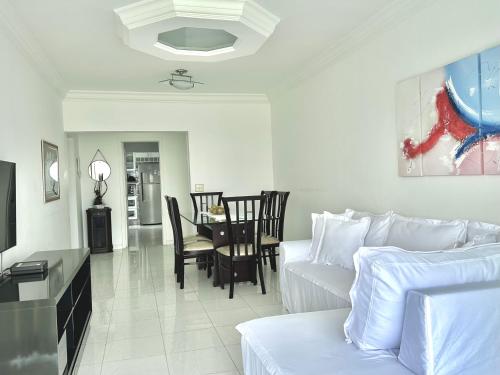 Posezení v ubytování Melhor vista do Guarujá (Apartamento pé na areia)