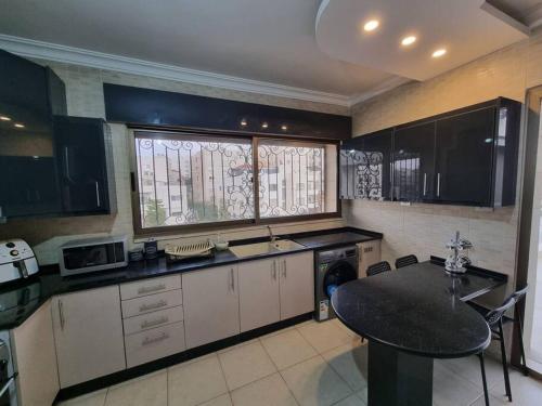 Η κουζίνα ή μικρή κουζίνα στο Deir Ghbar 3 rooms apart