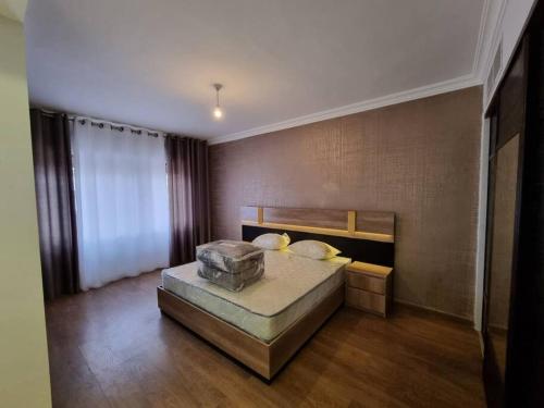 Ένα ή περισσότερα κρεβάτια σε δωμάτιο στο Deir Ghbar 3 rooms apart