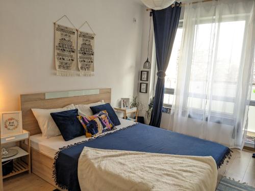 um quarto com uma cama grande e uma janela em Welcome Stara Zagora Apartment 4 Guests Pet Friendly em Stara Zagora
