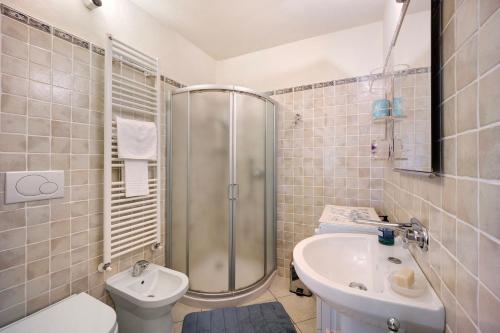 y baño con ducha, aseo y lavamanos. en Casa dei Tigli en Ormea