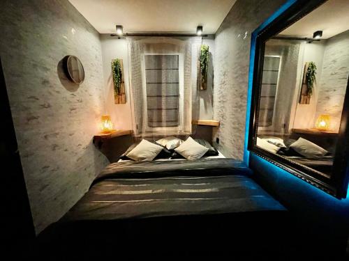 ein kleines Zimmer mit einem Bett und einem Spiegel in der Unterkunft Pod Lwem in Kościerzyna