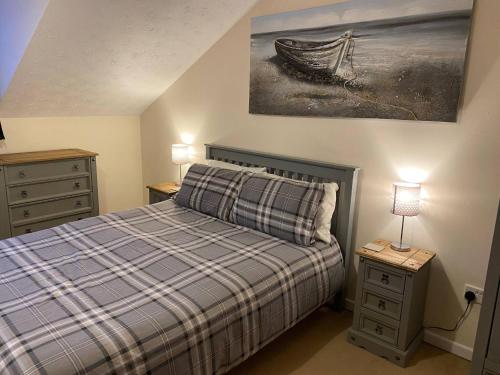 ein Schlafzimmer mit einem Bett und einem Wandgemälde in der Unterkunft River Penthouse Apartment In The Heart of in Saint Neots