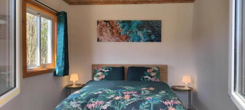 ein Schlafzimmer mit einem Bett und zwei Fenstern in der Unterkunft Sintra Serenity in Sintra