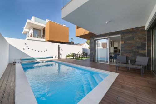a swimming pool in the backyard of a house at Villa Atlântico - By SCH in Salir de Porto